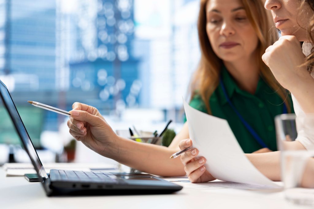 Het maken van een personeelsplanning is in veel branches de ruggengraat van de bedrijfsvoering. Of het nu gaat om de horeca, zorg, retail of productie; de juiste persoon op de juiste plek krijgen is een vak apart. Maar wanneer stap je over van een papieren agenda of Excel-sheet naar professionele planningssoftware? In dit artikel leggen we uit waarom en wanneer jouw organisatie klaar is voor de volgende stap in personeelsplanning.